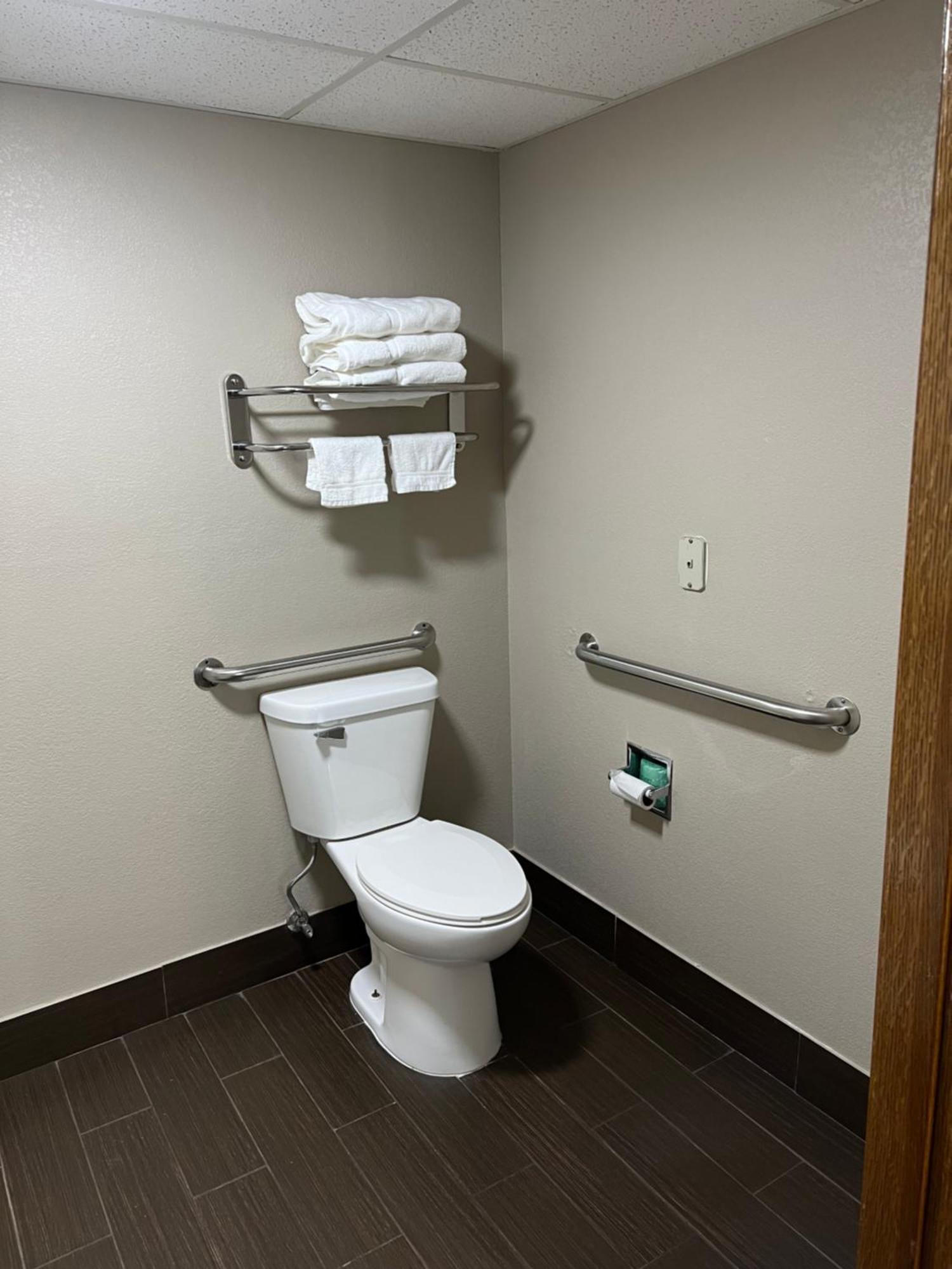 Westbridge Inn And Suites Centerville Екстер'єр фото