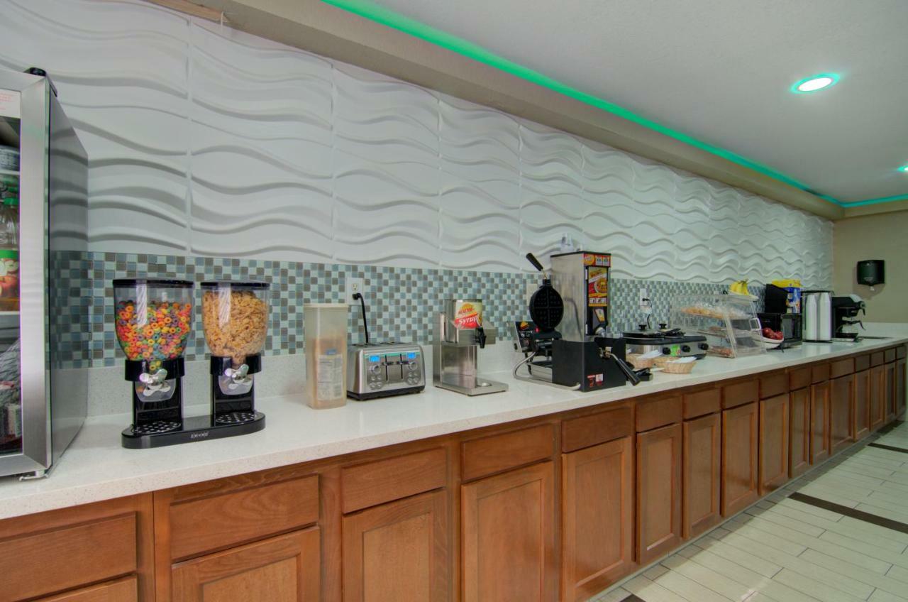 Westbridge Inn And Suites Centerville Екстер'єр фото
